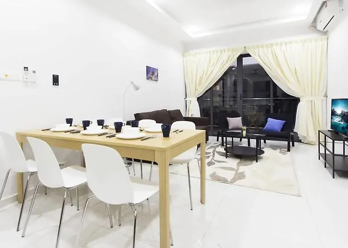 Airy & Comfy 3Br Suite In Danga Bay Free Parking