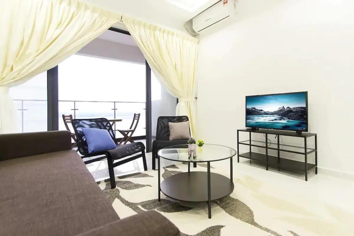 Airy & Comfy 3br In Danga Bay Free Parking