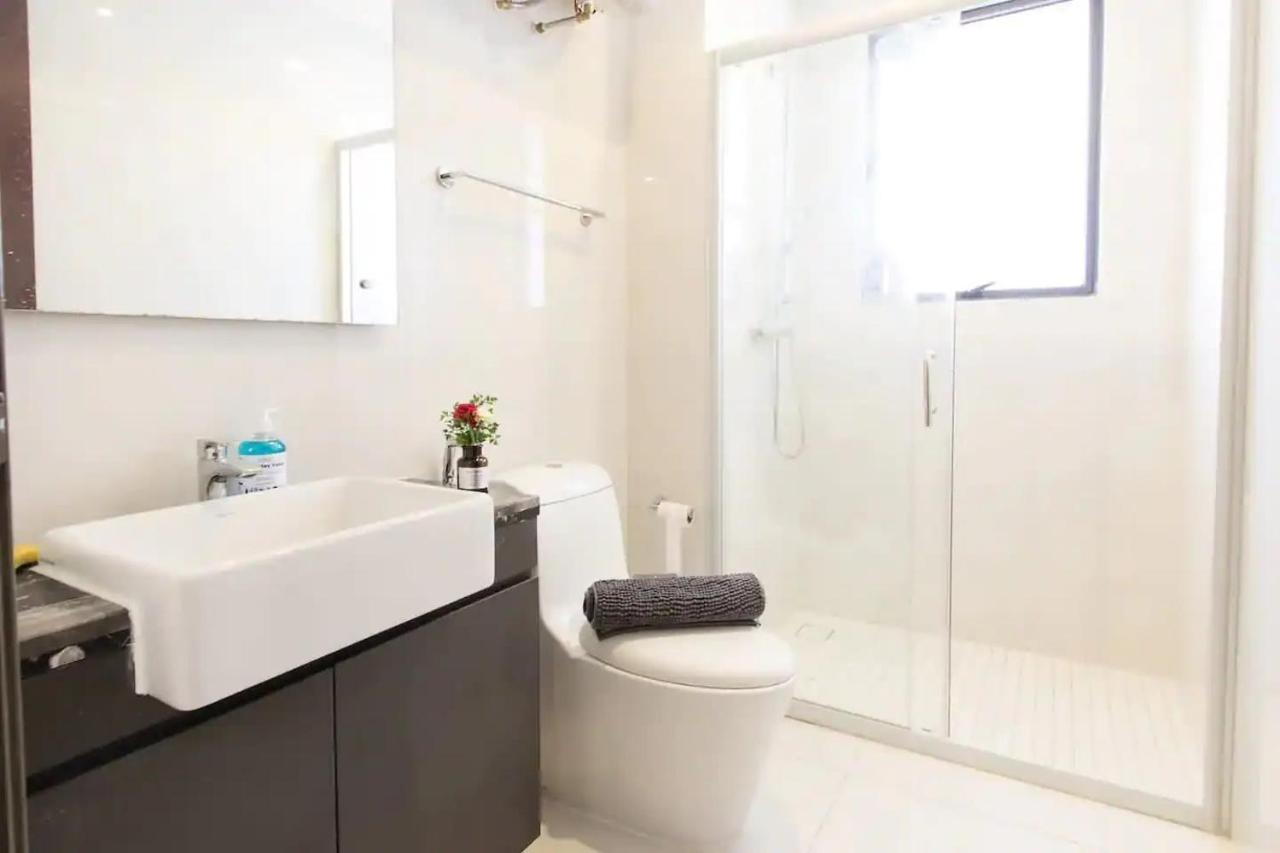 Airy & Comfy 3br In Danga Bay Free Parking Apartemen *