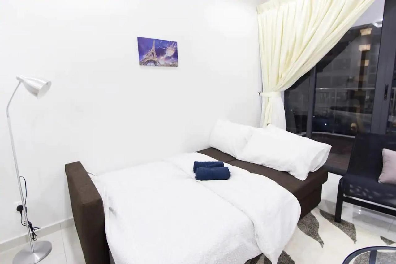 Airy & Comfy 3br In Danga Bay Free Parking Apartemen